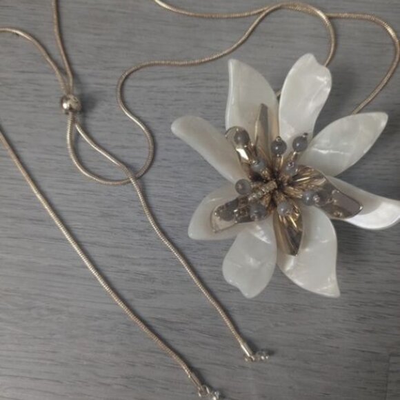 Ann Taylor Faux MOP Flower Lariat Necklace-Adjustable Length - Picture 3 of 6
